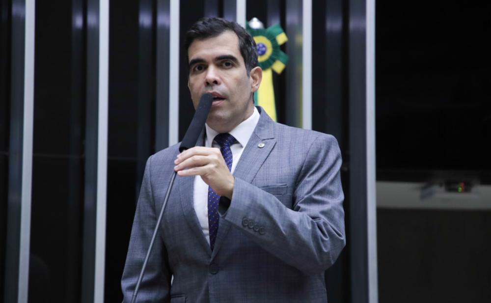 Aprovado relatório de Ricardo Ayres que torna crime facilitar a migração internacional ilegal