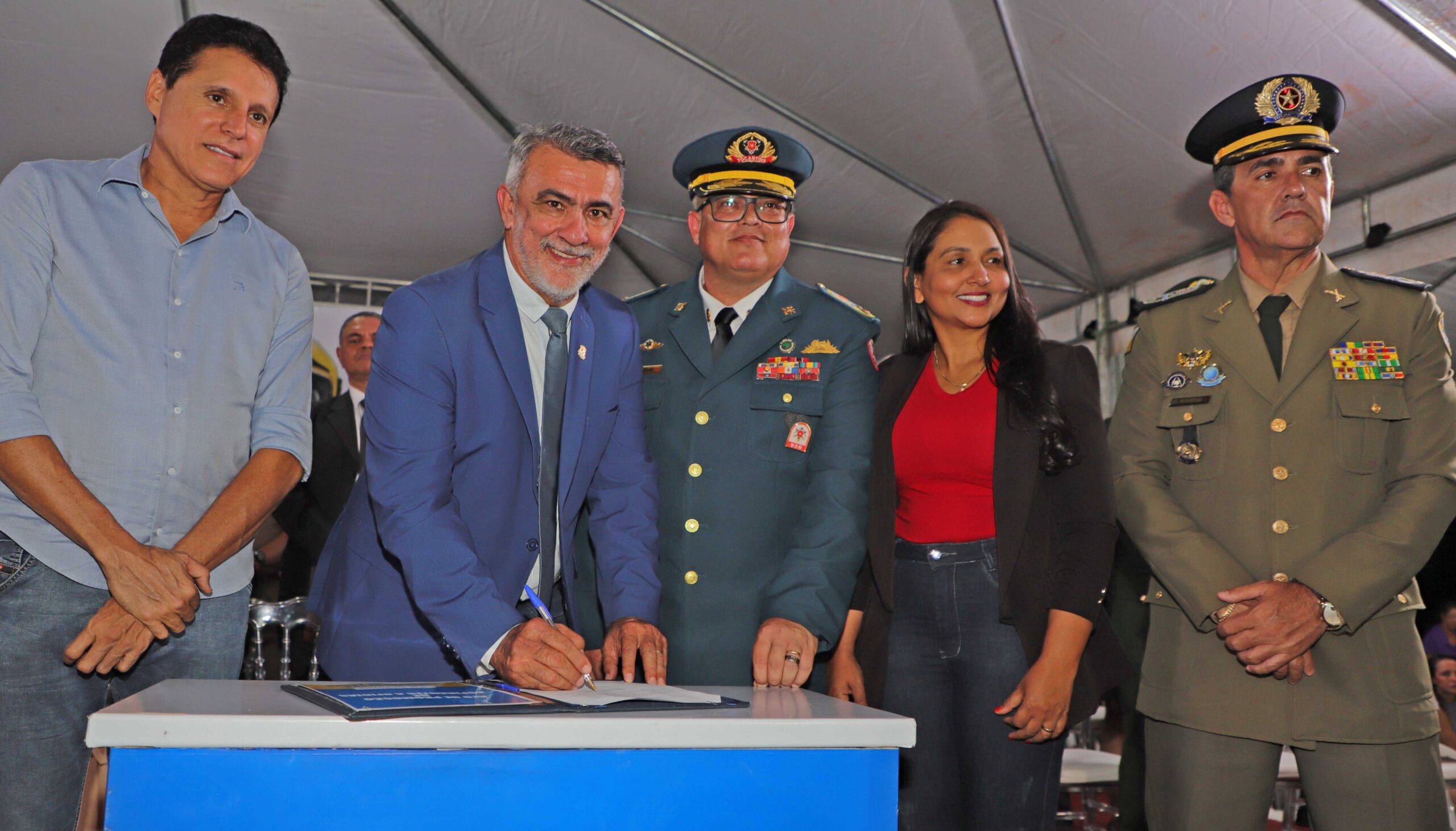 Em solenidade ao Dia dos Bombeiros, governador em exercício Amélio Cayres recebe honraria da corporação e assina promoção de militares