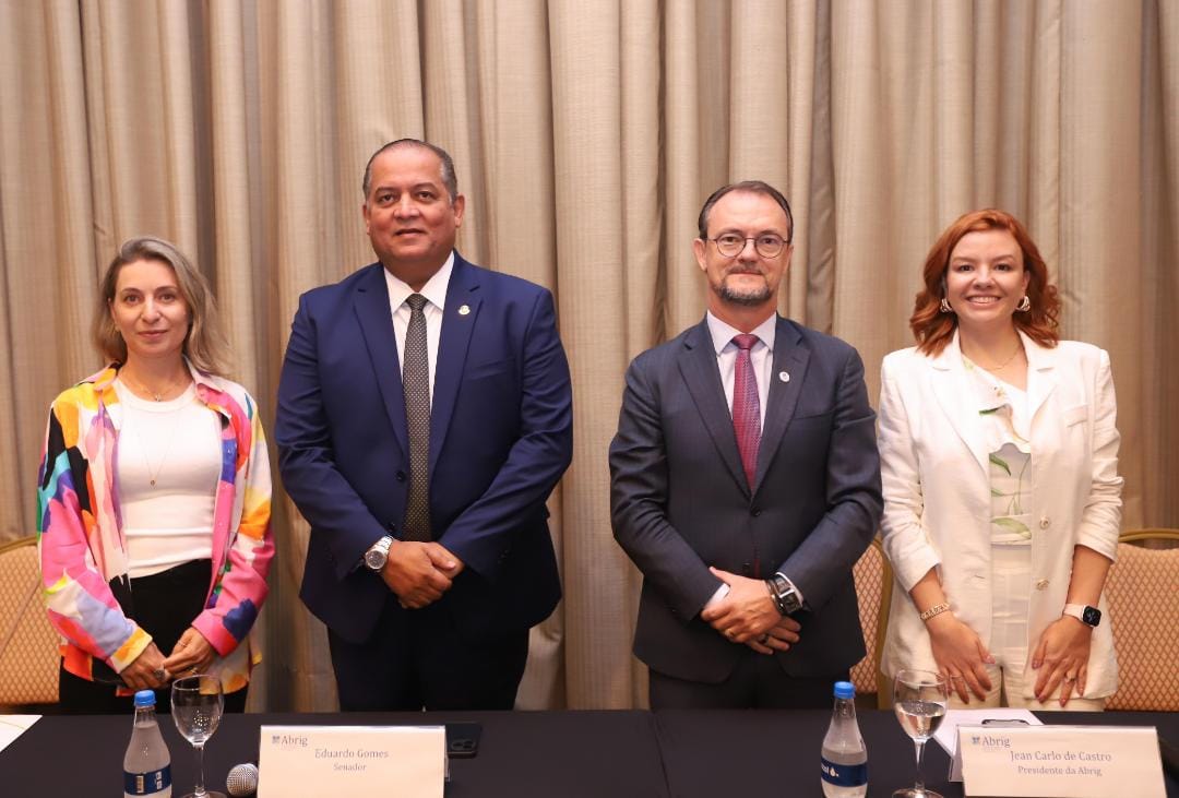 Senador Eduardo Gomes detalha avanços na regulamentação da Inteligência Artificial em encontro com a Abrig