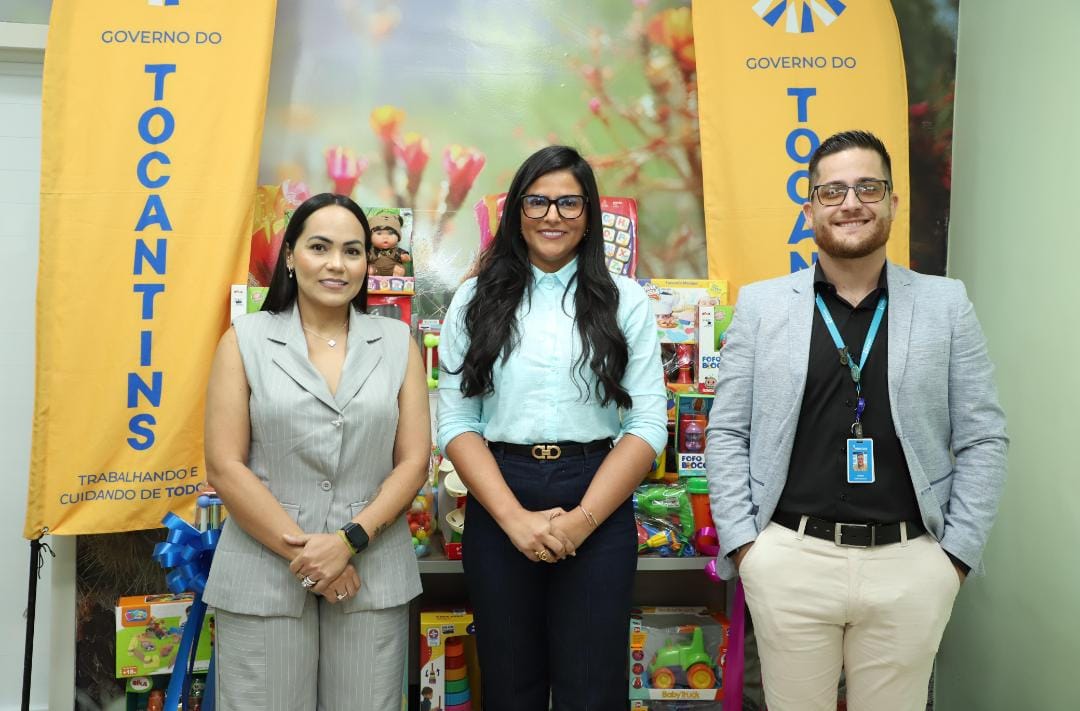 Primeira-dama Karynne Sotero leva doações de brinquedos para ala infantil do Hospital Regional de Araguaína