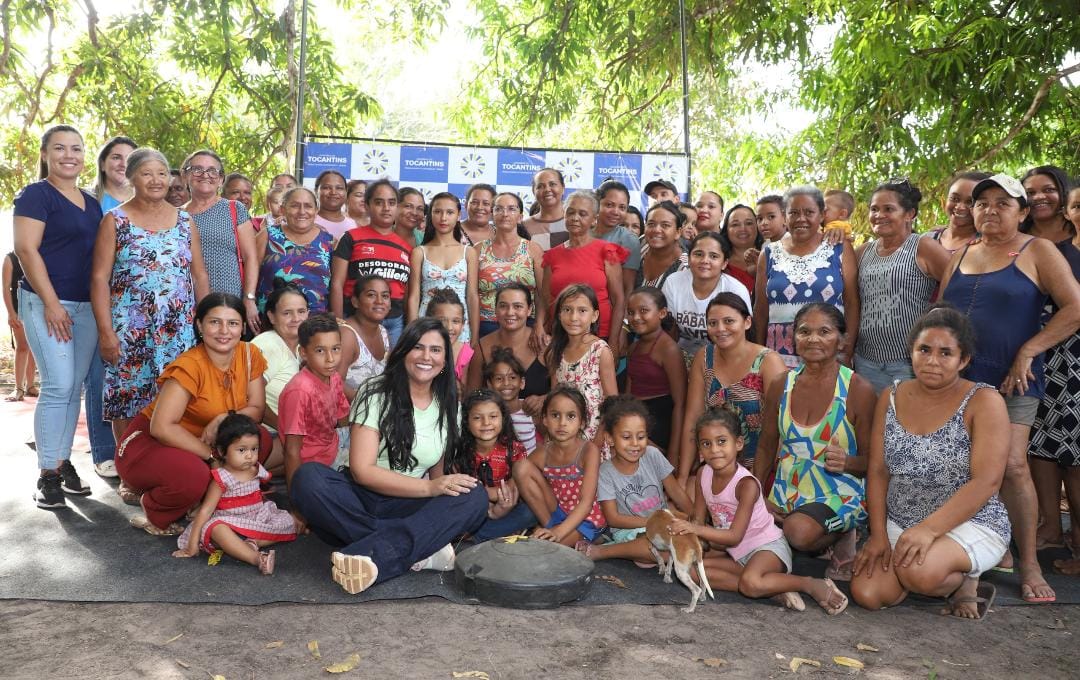 Primeira-dama Karynne Sotero visita quebradeiras de coco do Bico do Papagaio em reconhecimento à importância das extrativistas do Tocantins