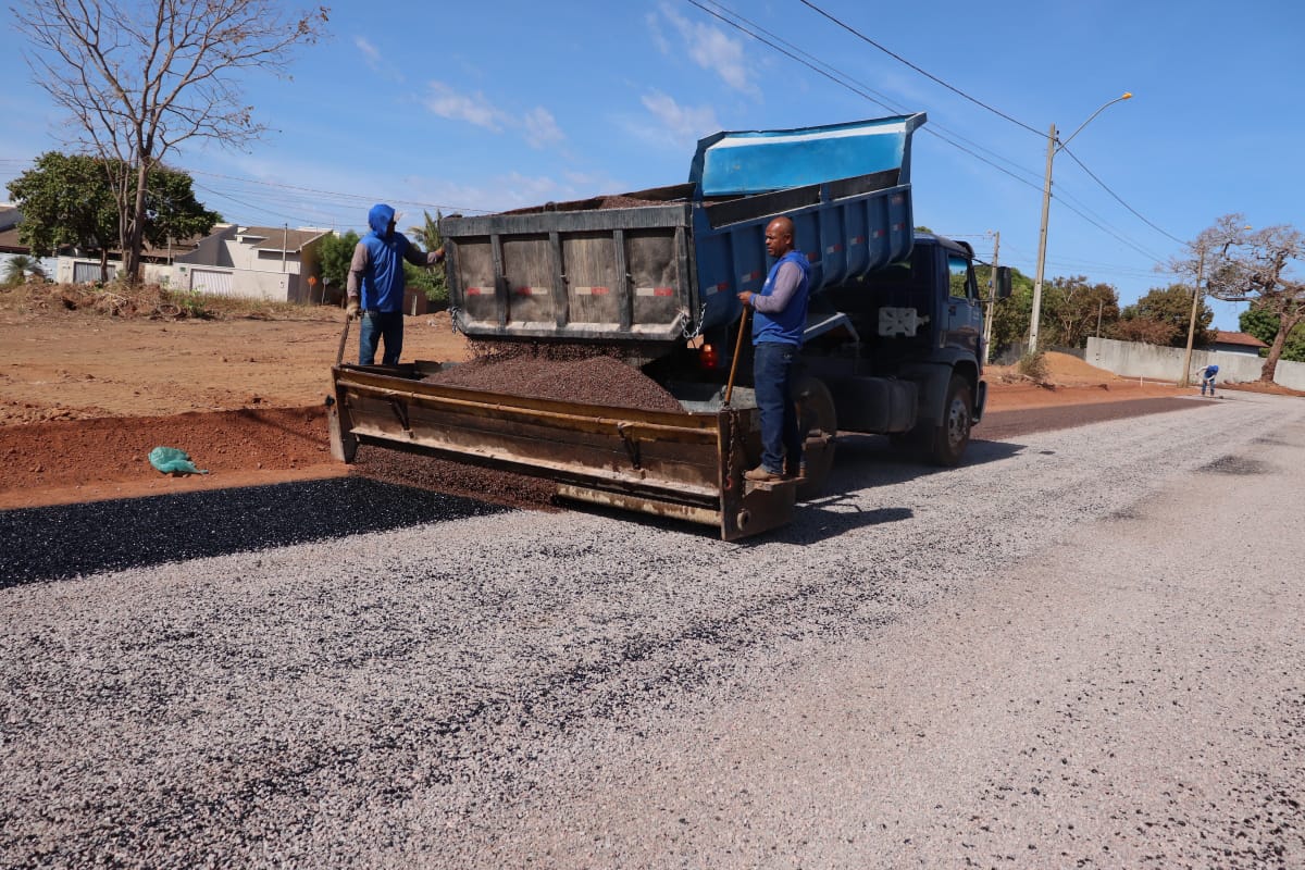 Prefeitura de Gurupi inicia aplicação de capa asfáltica na Rua Oeste do Residencial Daniela e intensifica recapeamento nos bairros