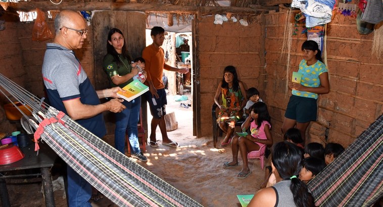 TRE-TO conclui etapa de distribuição de identidades e cartilhas eleitorais em aldeias indígenas da Ilha do Bananal