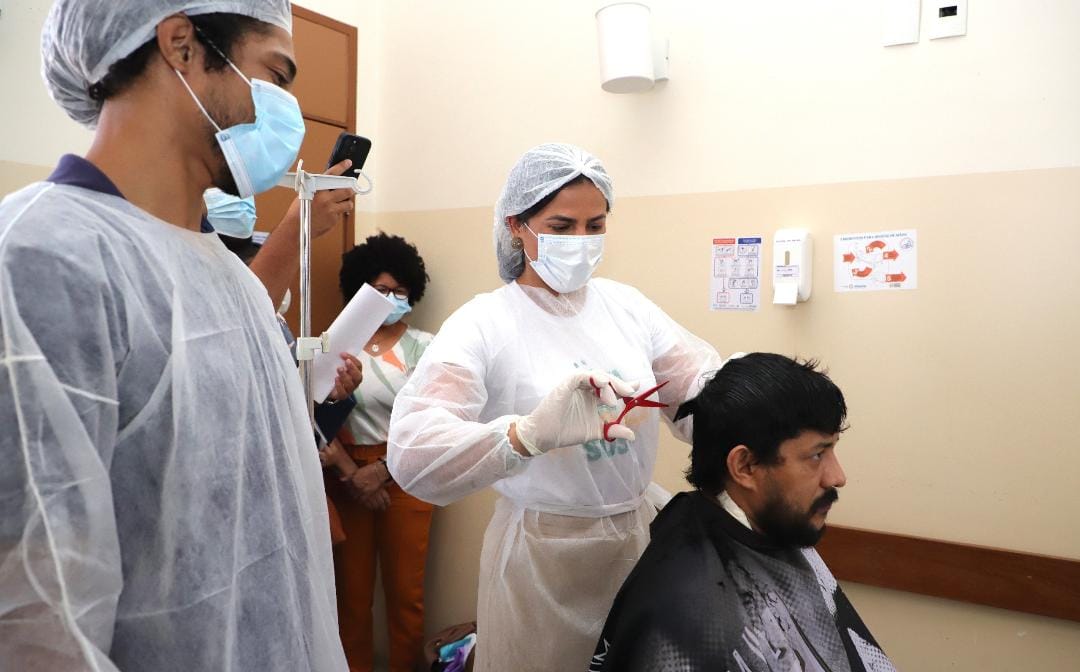 Primeira-dama Karynne Sotero promove dia de beleza para pacientes do Hospital Geral de Palmas