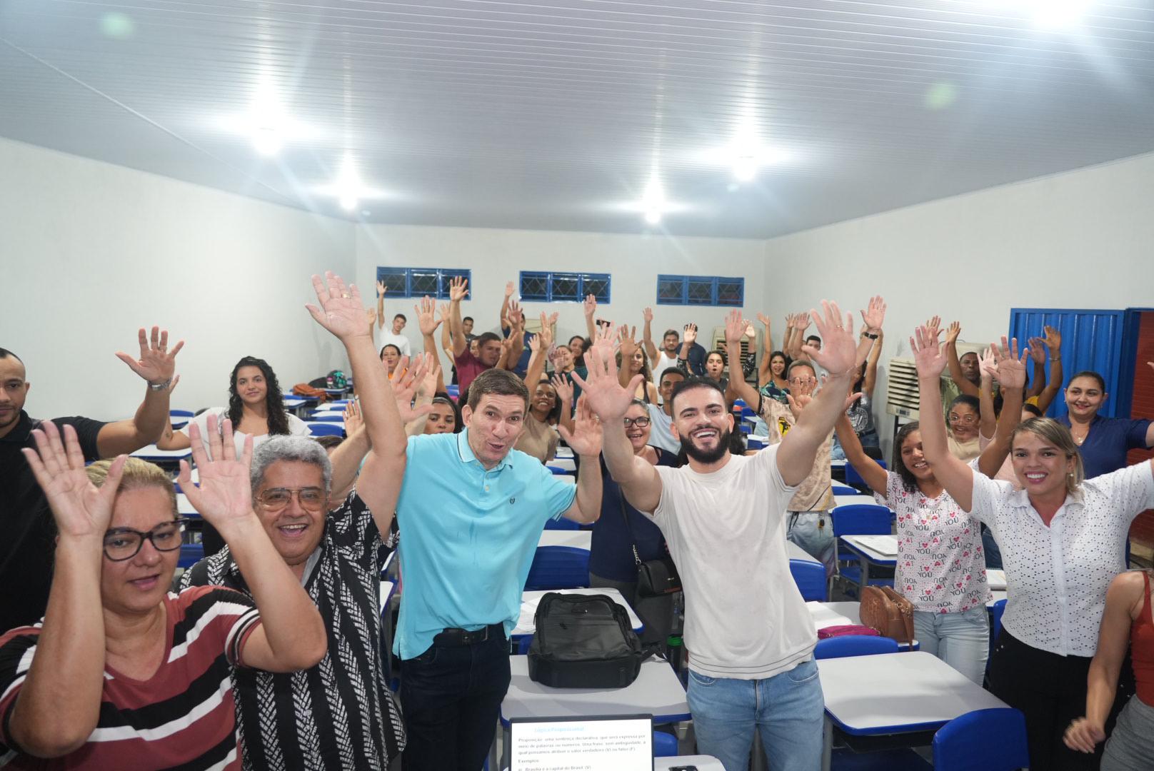 Léo Barbosa participa da abertura das aulas do cursinho popular TO Aprovado