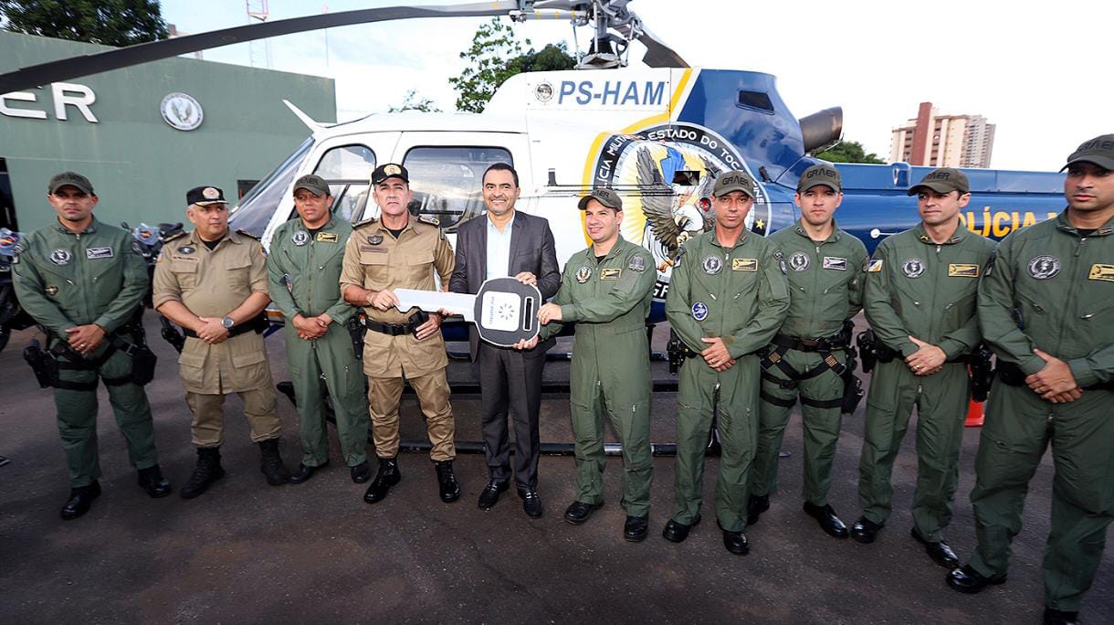 Na entrega do helicóptero à PMTO, governador Wanderlei Barbosa anuncia show da virada em Palmas com o cantor João Gomes