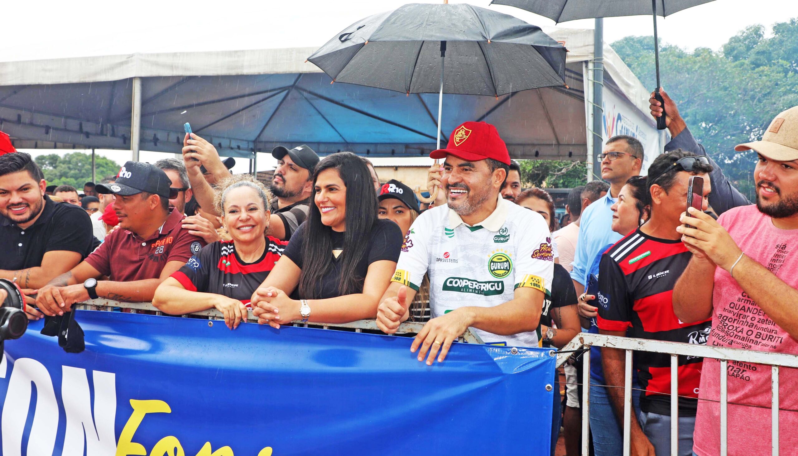 Em Gurupi, governador Wanderlei Barbosa prestigia final da maior competição de futebol de terrão da região sul do Tocantins 