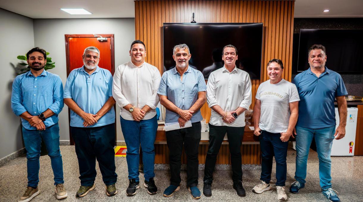 Deputado Alexandre Guimarães discute melhorias para o transporte intermunicipal em reunião com o presidente da Aleto, Amélio Cayres, e lideranças