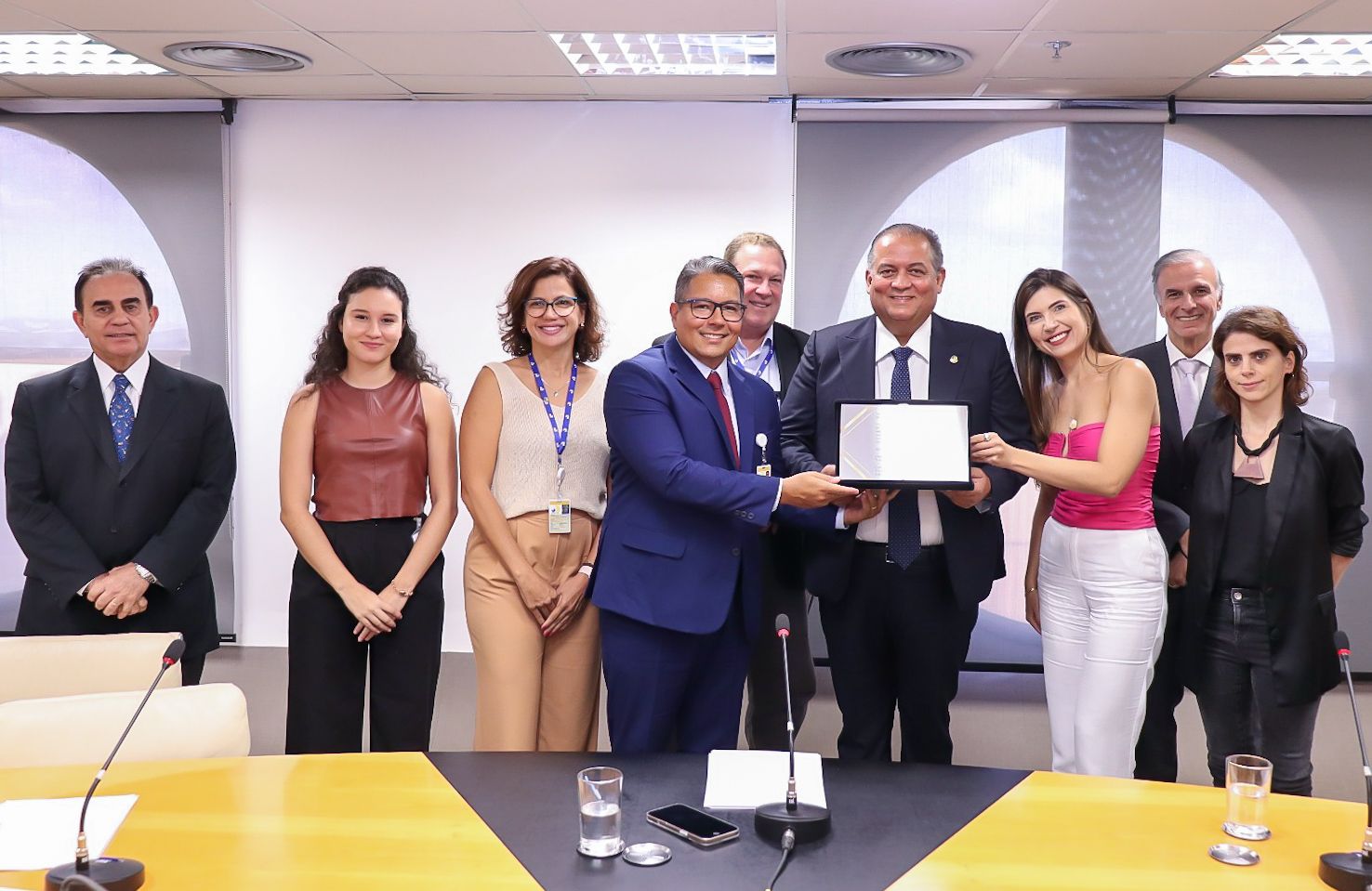 Vice-presidente do Senado, Eduardo Gomes recebe homenagem da Anatel por contribuição ao setor de telecomunicações